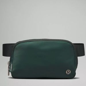 🌲 Lululemon 1L belt bag in forest 🌲